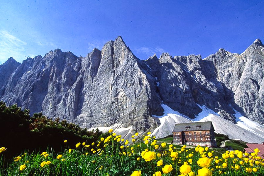 Die Falkenhütte vor den imposanten Lalidererwänden. Foto: O. Leiner