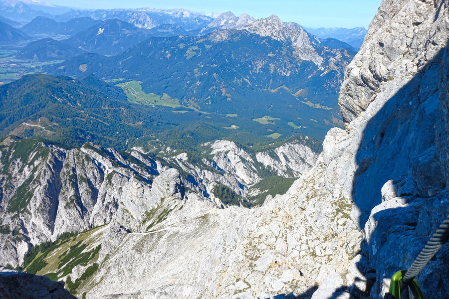 Blick vom Klettersteig in die Tiefe. Foto: Martina Friesenbichler
