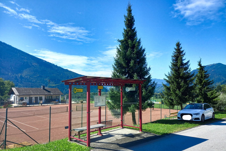Beim Sportplatz in Ardning steige ich in den Gesäusebus um. Bis Ardning nehme ich den Zug. Foto: Martina Friesenbichler