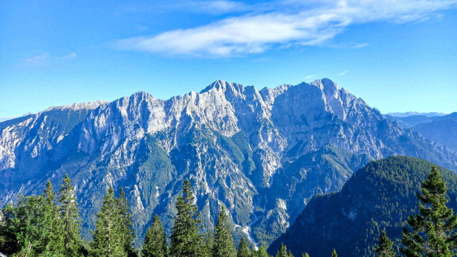 Blick auf die Hochtorgruppe von der Terrasse des Buchsteinhauses. Foto: Martina Friesenbichler