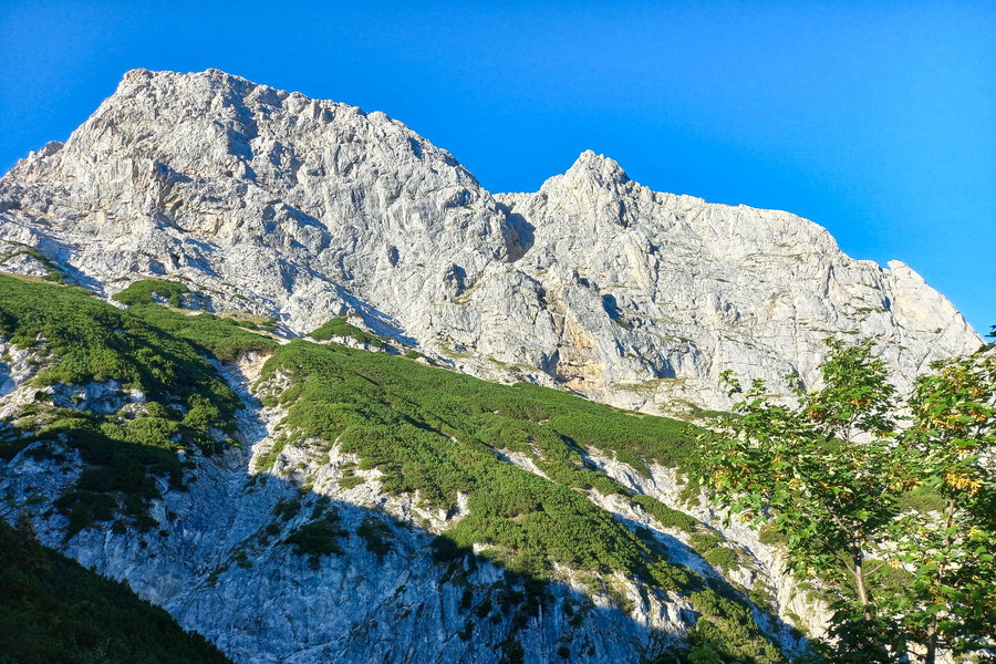Großer Buchstein. Diagonal durch die imposante Südwand verläuft der Klettersteig. Foto: Martina Friesenbichler
