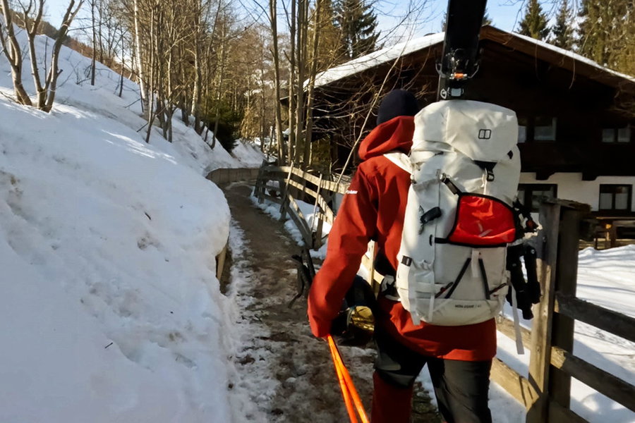 Über gemütliche Spazierwege geht es von der Haltestelle zwischen ein paar Häusern zum Einstieg in den Hang. Foto: Mountain Tribe