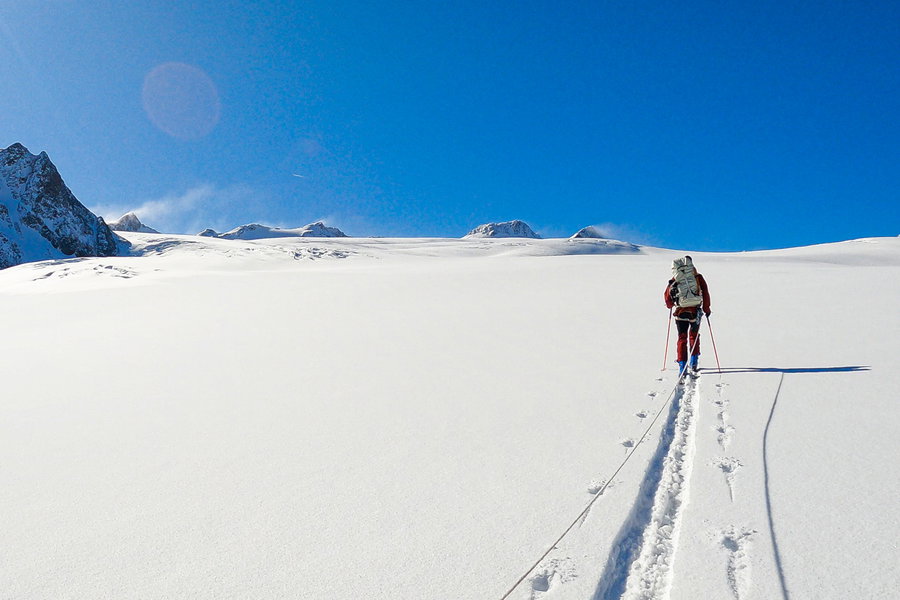 Mit Seil und am dritten Tag auch mit Sonne geht es über den weitläufigen oberen Teil des Gepatschferners. Foto: Mountain Tribe