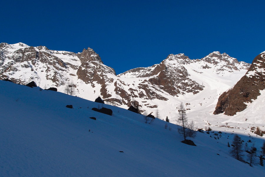 Der steile Osthang Richtung Flirscher Ferner öffnet sich rechts. Foto: Florian Kreß