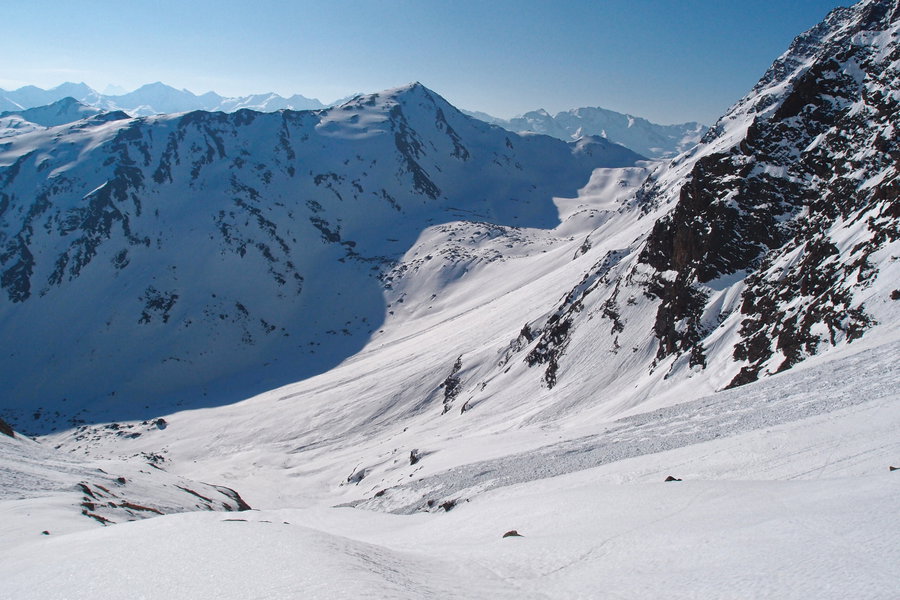 Im steilen Osthang; der Großgfallkopf (2639 m) stellt ein kürzeres, einsames Tourenziel dar (nur bei ausreichend eingeschneiten Blockfeldern sinnvoll). Foto: Florian Kreß