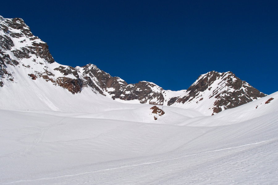Flaches Übergangsgelände zwischen Steilhang und Ferner, links der Bildmitte der Hohe Riffler, ganz links der Wintergipfel. Kaum zu glauben, dass dieser von der Rückseite unschwer zu ersteigen ist. Foto: Florian Kreß