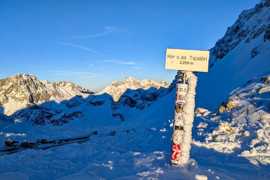 Lange Schatten – lange Tour: Das Hintere Tajatörl und der Übergang ins Brendlkar. Foto: Jana Etter