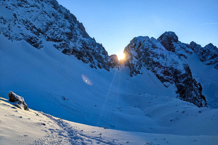 Von der Sonne in den Schatten: die Nordseitige Abfahrt von der Grünsteinscharte. Foto: Jana Etter