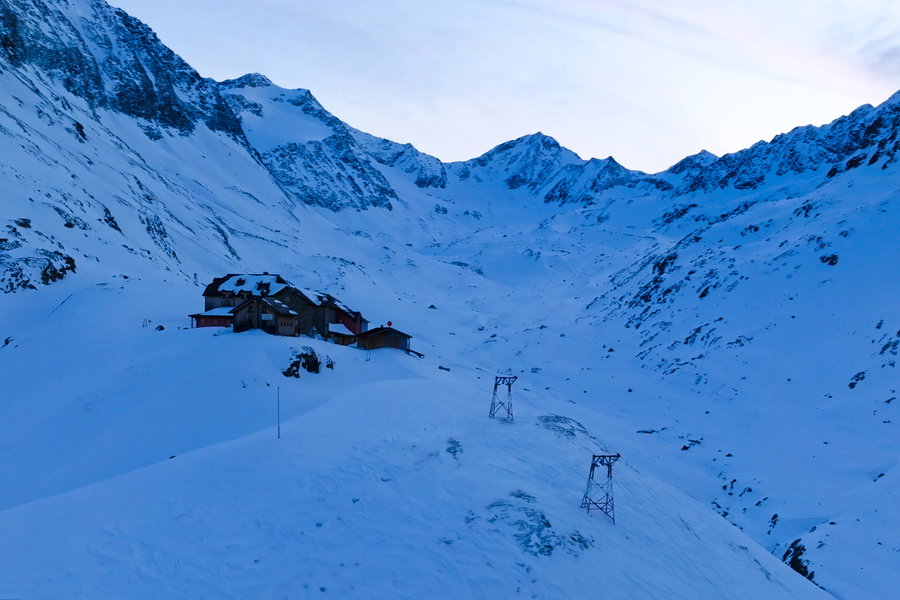 Das Taschachhaus, dessen geräumiger Winterraum nach Ankunft bald nach Schweißfüßen riecht! Foto: Mounatin Tribe
