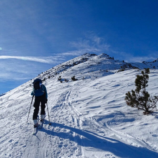 Der gemütliche Grat zum Seblaskreuz, der sich nach dem Zwischengipfel noch weiter schlängelt bis zur Seblasspitze. Kompakter Schnee nach Einfluss von Wind und Sonne. Foto: Thomas Obermair