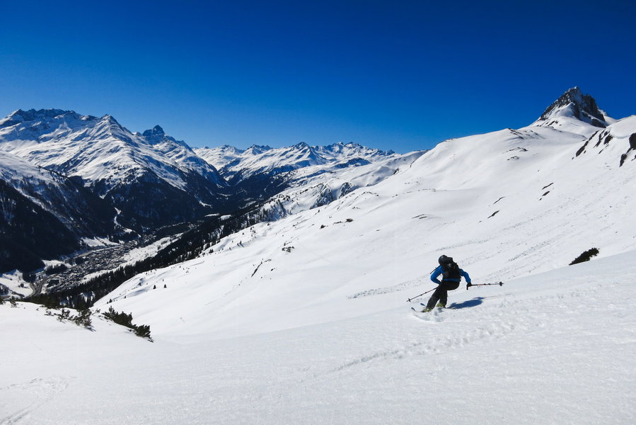 Abfahrt über hindernislose Flächen im oberen Teil. Leicht rechts oberhalb des Skifahrers befindet sich das Almajurjoch, das ebenfalls als alternatives Tourenziel angesteuert werden kann. Foto: Florian Kreß