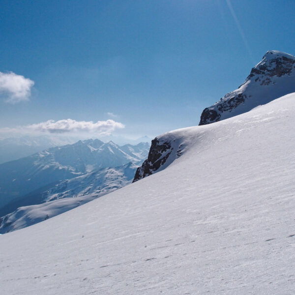 Rechts der Wintergipfel aus dem oberen Gletscherbecken, links der grüne Landecker Talkessel. Foto: Florian Kreß