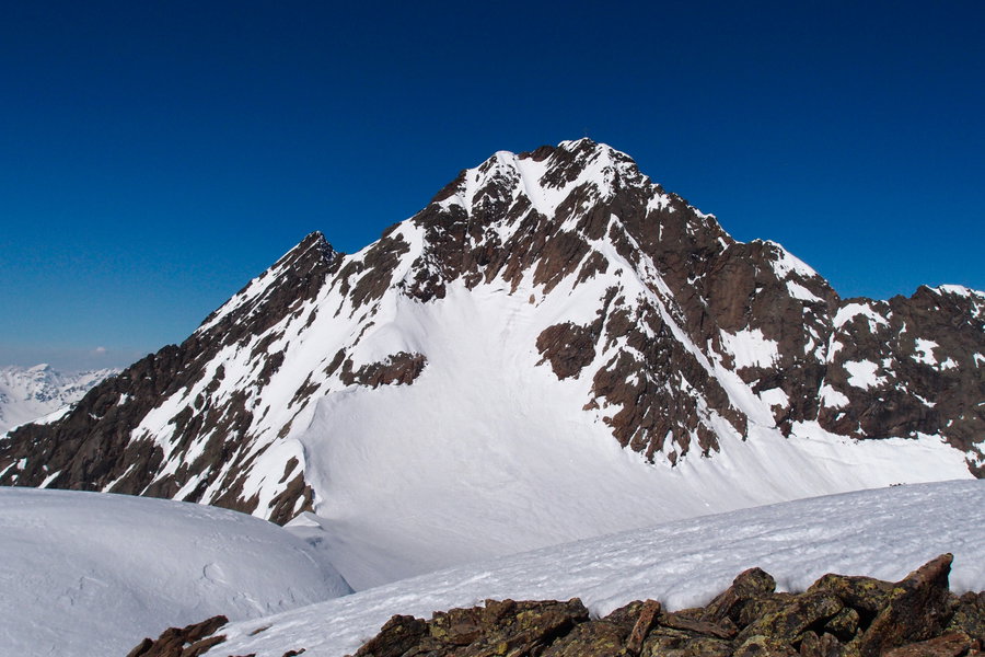 Blick vom Wintergipfel zum Hohen Riffler. Der Aufstieg würde links am Grat erfolgen. Foto: Florian Kreß