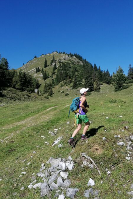 Der alte Wegweiser macht neugierig - und los gehts. Fotos Dominica Tausch