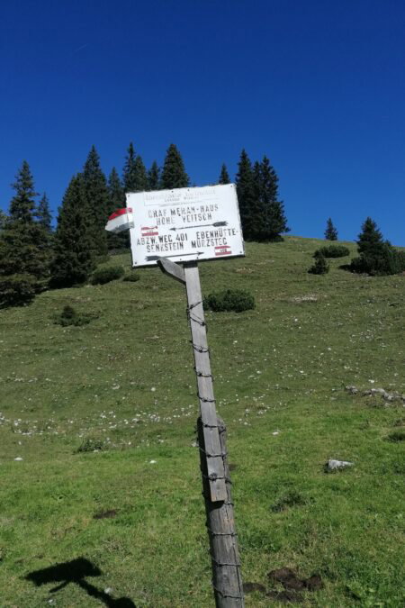 Der alte Wegweiser macht neugierig - und los gehts. Fotos Dominica Tausch