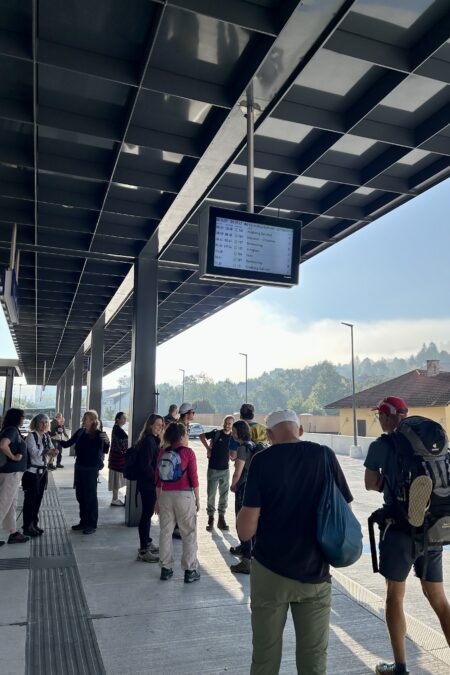 Warten auf den Bus und nette Begegnung am Beginn unserer Wanderung. Fotos Veronika Schöll