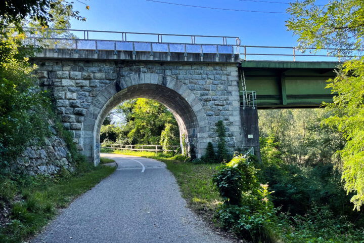 Radweg unter der Eisenbahnbrucke. Foto: Eva Maria Ginal