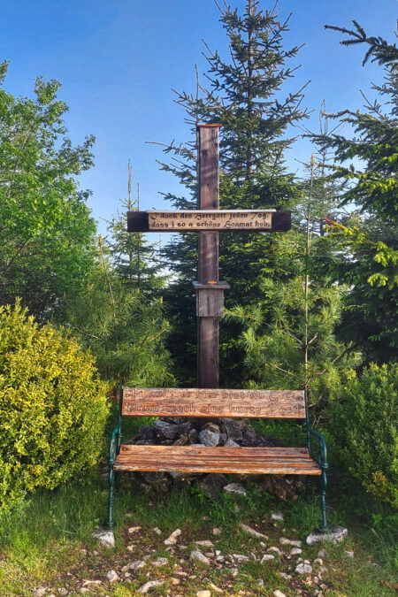Sattelwegkreuz mit Sitzbank. Foto: Alice Frischherz
