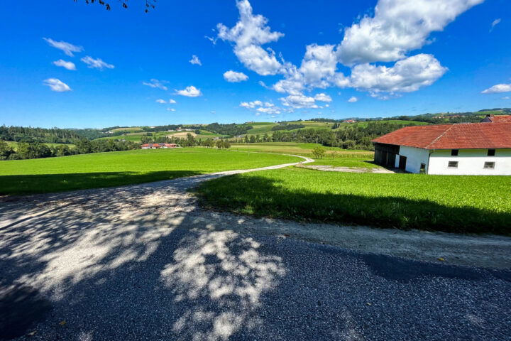 Beim Bauernhaus Abzweigung auf einen Schotterweg,