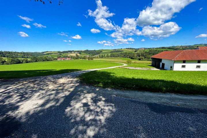Beim Bauernhaus Abzweigung auf einen Schotterweg,