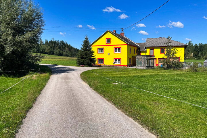 beim gelben Haus links auf einen Schotter/ Wiesenweg. Foto: Eva Maria Ginal