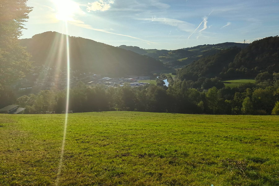 Tiefstehende Sonne beim finalen Abstieg. Rotheau ist bereits sichtbar. Foto: Lukas Zeilerbauer