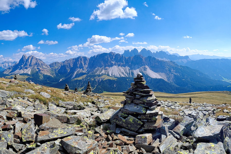 Blick vom Großen Gabler auf Peitlerkofel (links), Aferer Geisler (mitte) und Villnösser Geisler (dahinter). Foto: Konrad Gwiggner