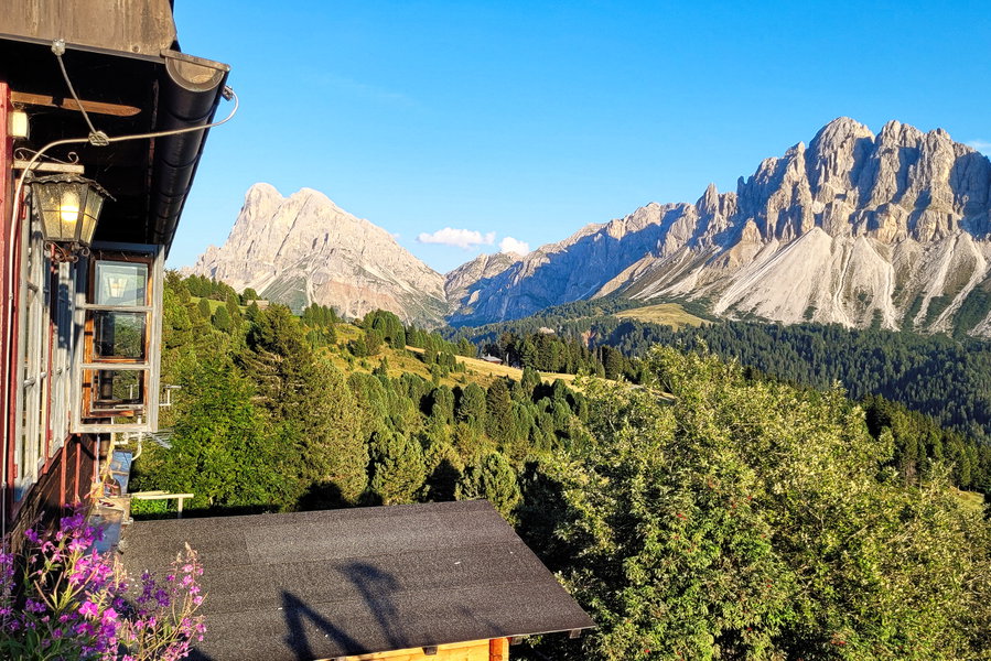 Blick von der Schatzerhütte auf den Peitlerkofel und die Aferer Geisler mit dem Günther-Messner-Steig. Foto: Konrad Gwiggner