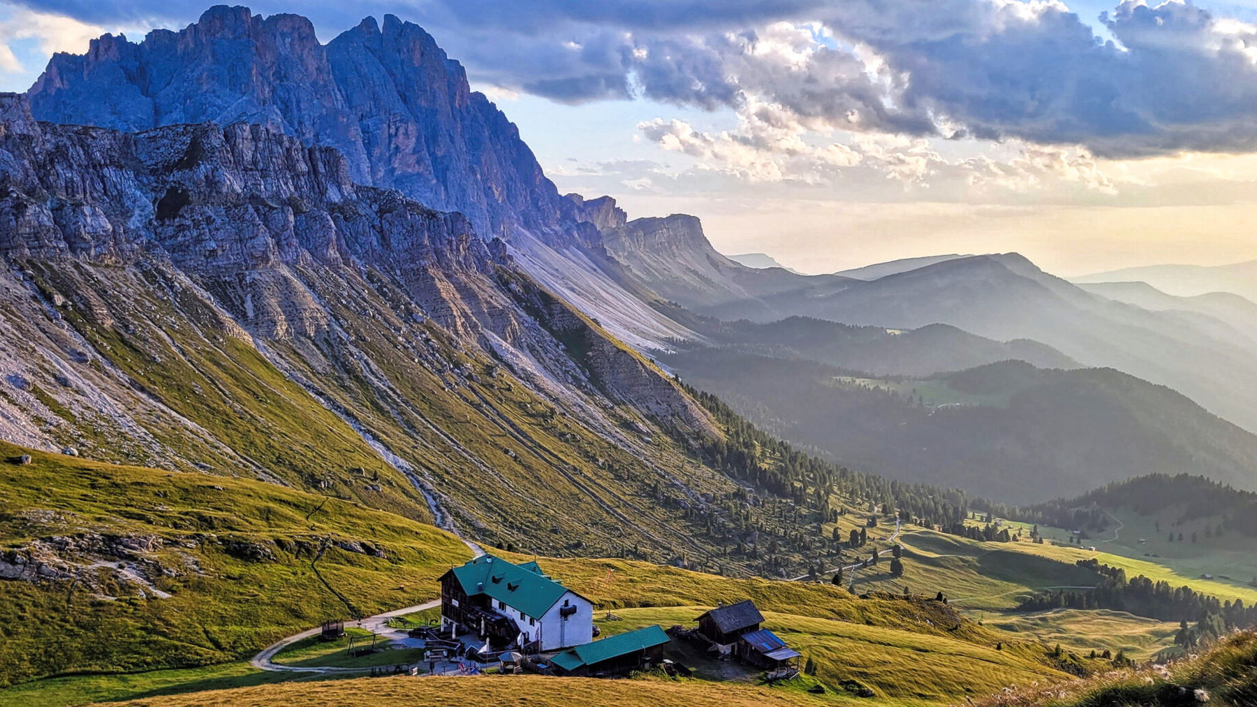 Schlüterhütter und Geislerspitzen bei Sonnenuntergang. Foto: Konrad Gwiggner