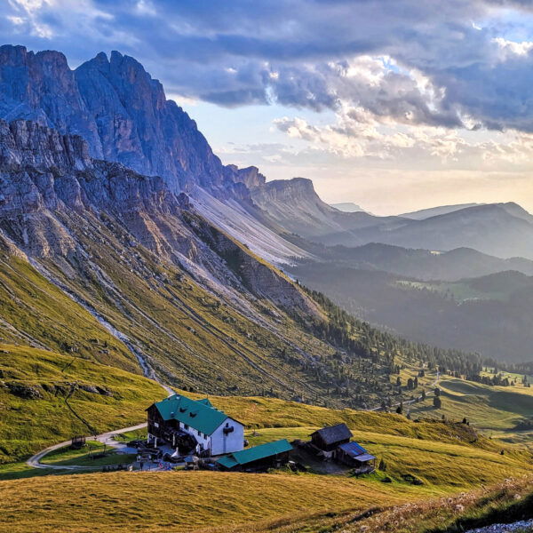 Schlüterhütter und Geislerspitzen bei Sonnenuntergang. Foto: Konrad Gwiggner