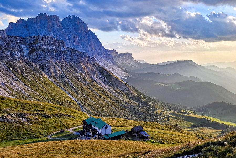 Schlüterhütter und Geislerspitzen bei Sonnenuntergang. Foto: Konrad Gwiggner