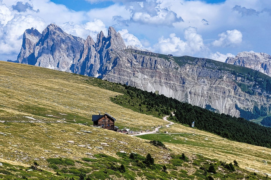 Schutzhütte Raschötz und die Seceda. Foto: Konrad Gwiggner