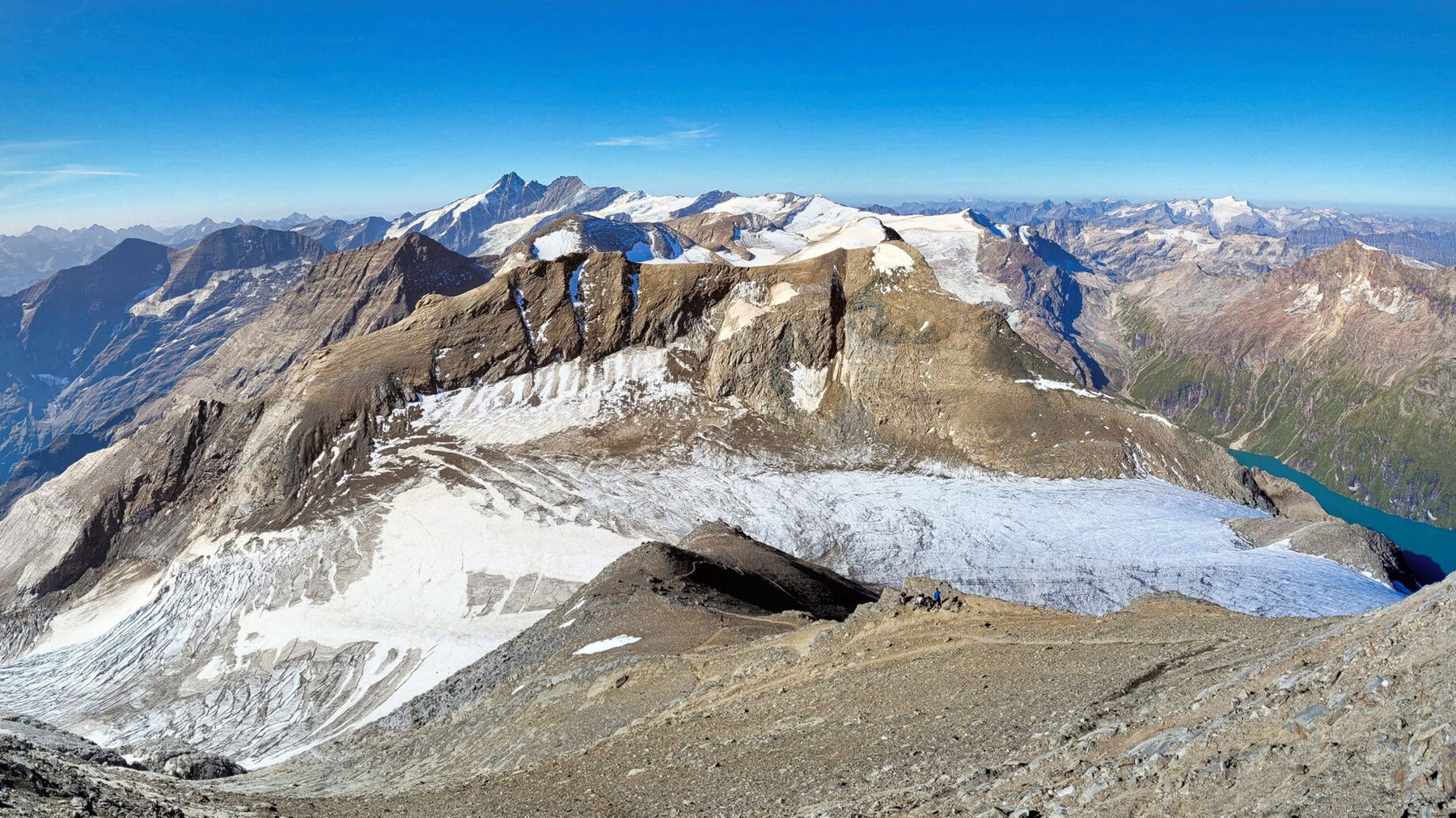 Großglockner, Großvenediger und viel weitere beim Aufstieg schon sichtbar. Foto: Konrad Gwiggner