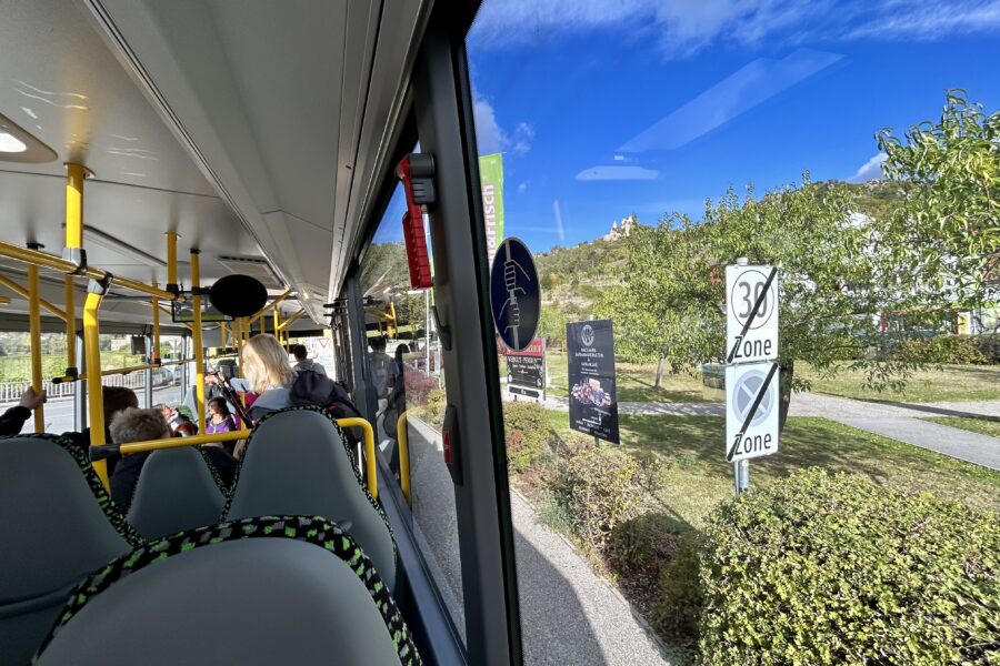 Im Bus, an der Ruine Dürnstein vorbei. Foto Veronika Schöll