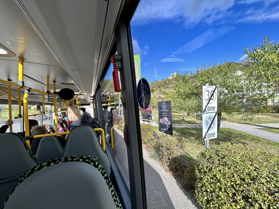 Im Bus, an der Ruine Dürnstein vorbei. Foto Veronika Schöll