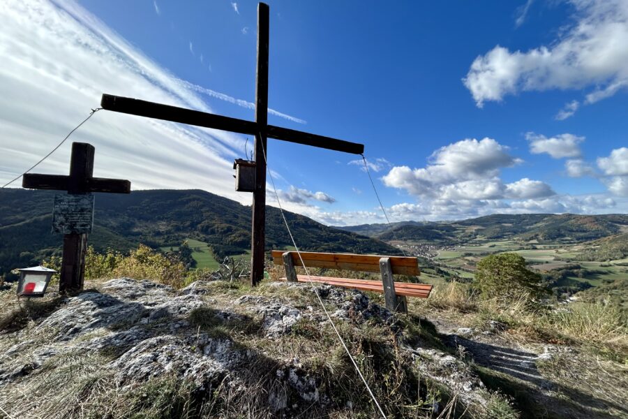 Gipfelkreuz und Bankerl am Trenning. Foto Veronika Schöll