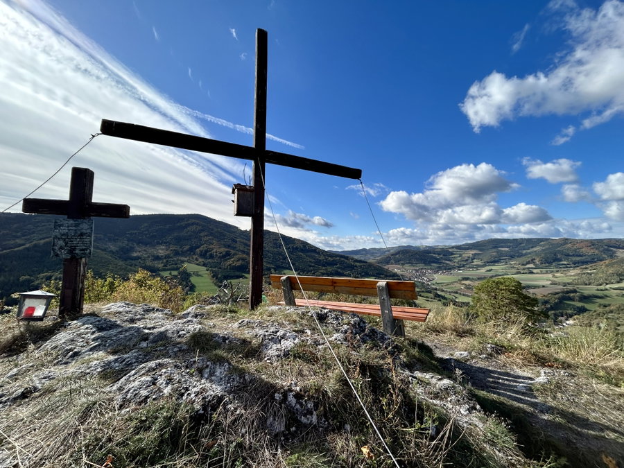 Gipfelkreuz und Bankerl am Trenning. Foto Veronika Schöll