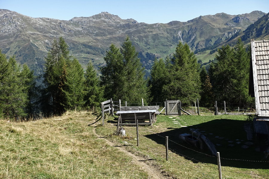 Stippleralm Hochleger mit Brunnen. Foto: Gerold Petritsch