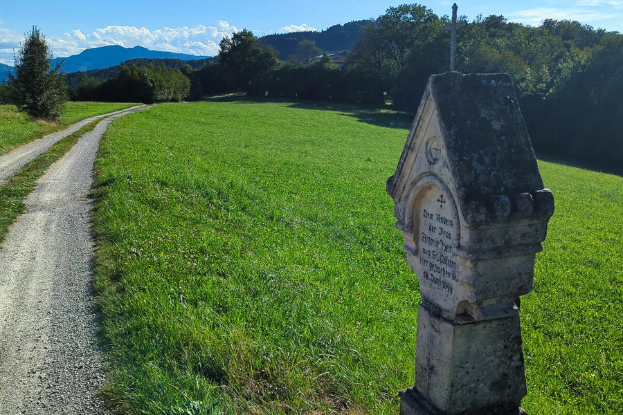 Auch Gedenkesteine und Gedenkstätten säumen den Weg. Foto: Lukas Zeilerbauer