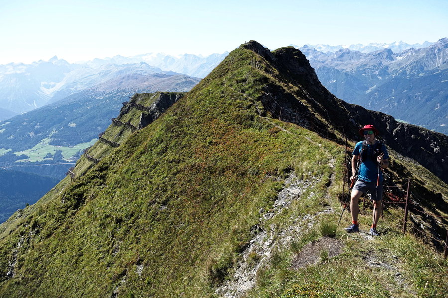 Ein Felsabbruch am Grat wird in weglosem Schrofengelände umgangen. Foto: Gerold Petritsch