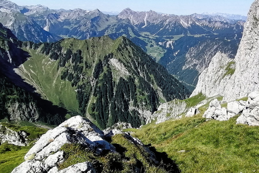 Abstieg vom Zwölferjoch, der Weg führt am Felsfuß entlang. Foto: Norman und Lisa
