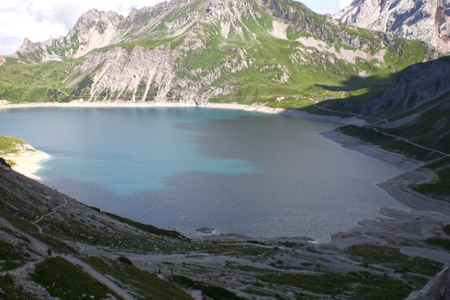 Blick auf den südlichsten Teil des Lünersees mit Rossberg und Zaluandakopf. Foto: Norman und Lisa