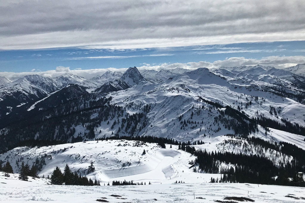Der Weitblick Richtung Süden auf das Brechhorn mittig und der Große Rettenstein links davon. Foto: David Kurz
