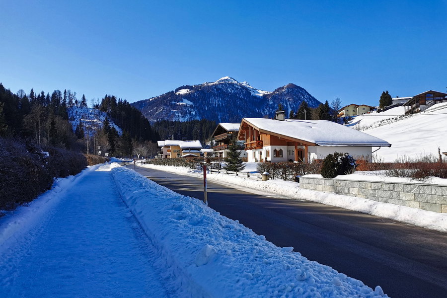 Der Start am Winterwanderweg entlang des Pletzerbaches in Fieberbrunn. Foto: David Kurz