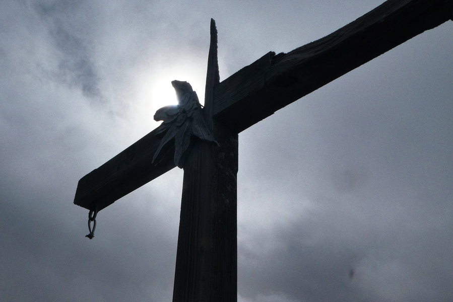 Die Trist´n (Tristenspitze ÖK) – ramponiertes Gipfelkreuz. Foto: Karl Plohovich