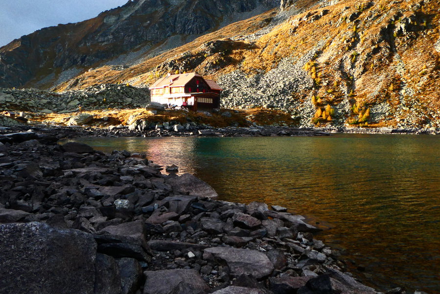 Vorfreude auf „Wohltätig ist des Feuers Macht…“ im Winterraum des Arthur-von-Schmid-Hauses. Foto: Karl Plohovich
