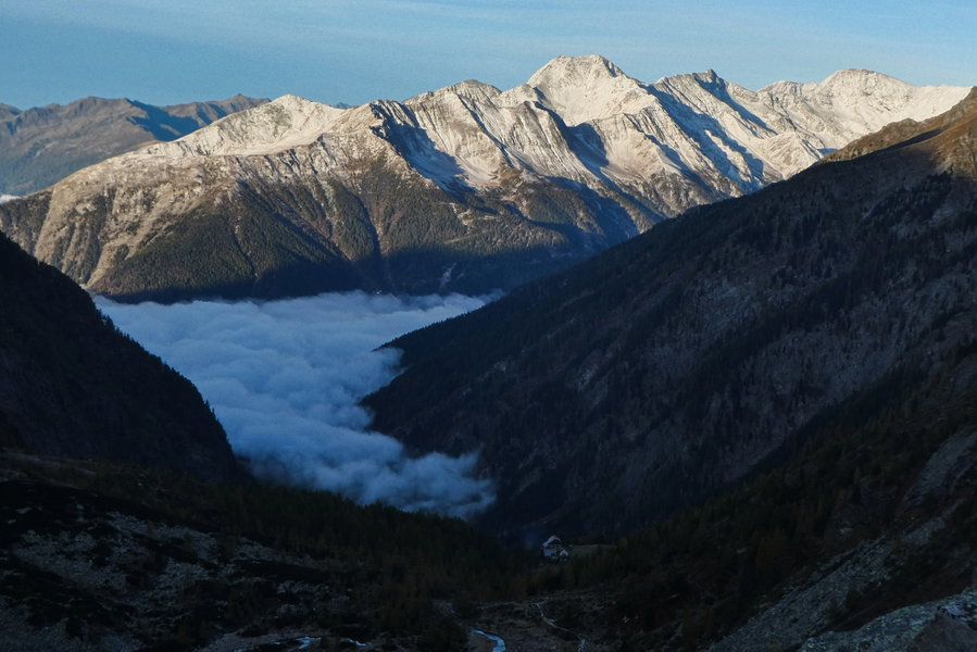 Welch Morgenstimmung! Nebel über dem Dösental, angezuckertes Böseck. Foto: Karl Plohovich