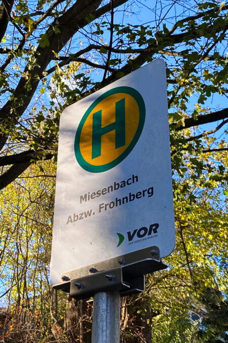 Ende der Tour in Miesenbach/Balbersdorf, Bushaltestelle und Rückblick zu den Balbersteinen 2. Foto: Peter Backé