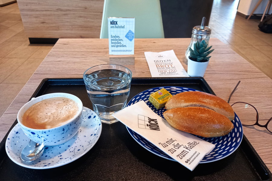 Die Butterseite des Lebens ist mitunter leicht zu finden. Z.B. auf einem frischen Steirersemmerl direkt unter der Marmelade. Soviel Lokalkolorit muss sein ;-). Foto: Martina Friesenbichler