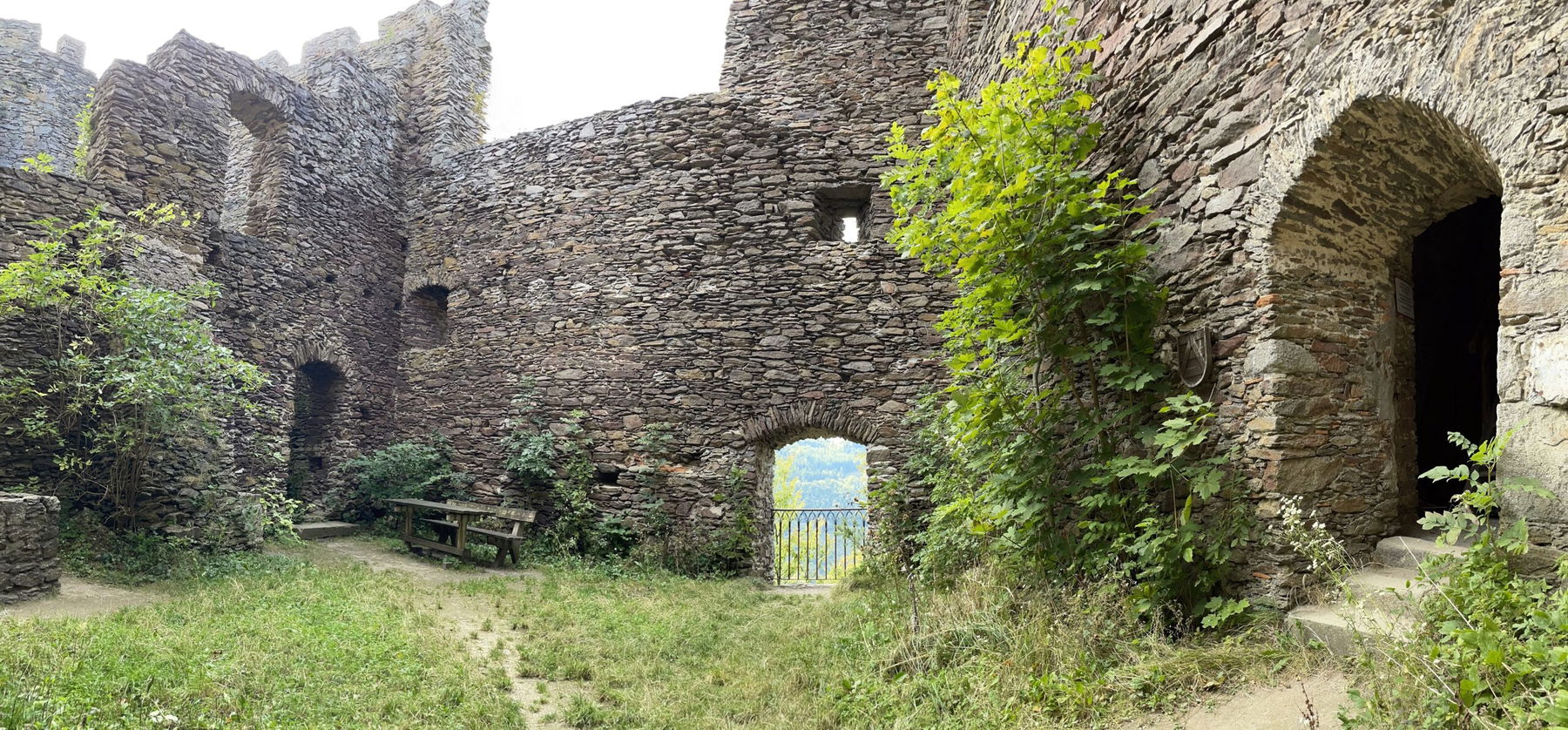 Blick in den Innenhof der Burg. Foto: Eva Maria Ginal